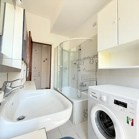 A48 - Ancona, Ampio Quadrilocale Con Balcone
